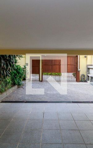Casa à venda com 243m², 4 quartos e 5 vagas Casa à venda com 243m², 4 quartos e 5 vagasGaragem