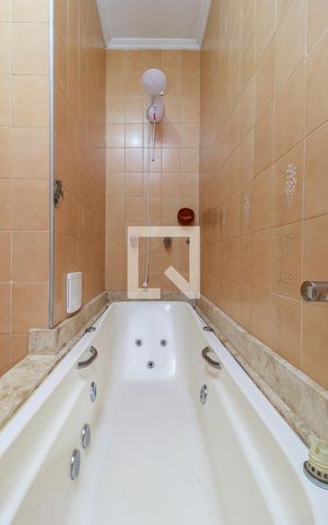 Casa à venda com 243m², 4 quartos e 5 vagas Casa à venda com 243m², 4 quartos e 5 vagasSuíte 1 - Banheiro