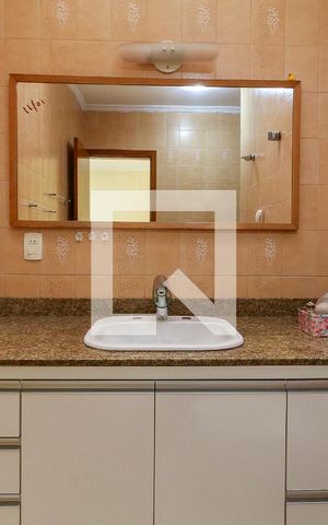 Casa à venda com 243m², 4 quartos e 5 vagas Casa à venda com 243m², 4 quartos e 5 vagasSuíte 1 - Banheiro