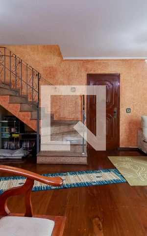 Casa à venda com 243m², 4 quartos e 5 vagas Casa à venda com 243m², 4 quartos e 5 vagasSala