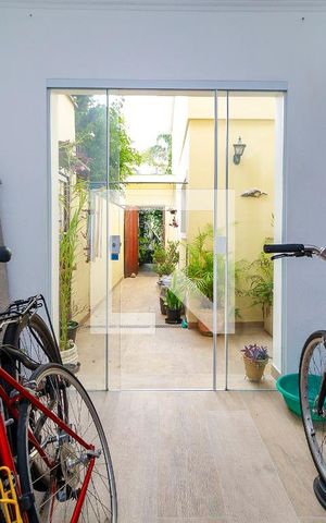 Casa à venda com 243m², 4 quartos e 5 vagas Casa à venda com 243m², 4 quartos e 5 vagasÉdicula
