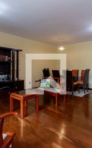 Casa à venda com 243m², 4 quartos e 5 vagas Casa à venda com 243m², 4 quartos e 5 vagasSala