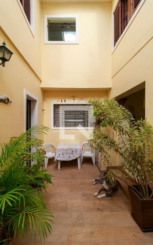 Casa à venda com 243m², 4 quartos e 5 vagas Casa à venda com 243m², 4 quartos e 5 vagasQuintal