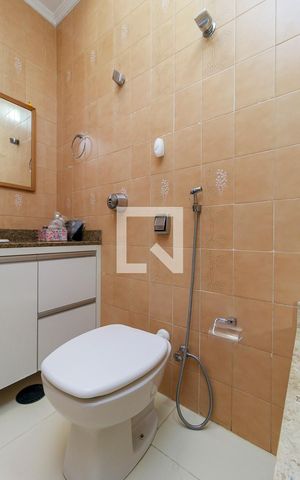 Casa à venda com 243m², 4 quartos e 5 vagas Casa à venda com 243m², 4 quartos e 5 vagasSuíte 1 - Banheiro