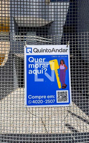 Casa à venda com 170m², 3 quartos e 4 vagas Casa à venda com 170m², 3 quartos e 4 vagasPlaca banner Instalada na Fachada