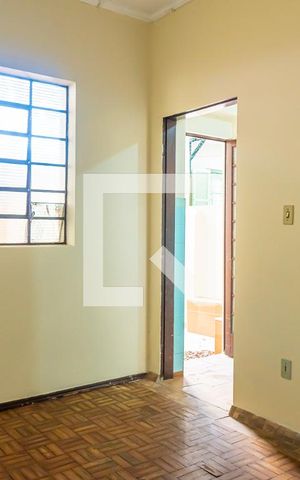 Casa à venda com 180m², 5 quartos e 2 vagas Casa à venda com 180m², 5 quartos e 2 vagasSala