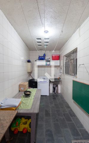 Casa à venda com 250m², 4 quartos e 2 vagas Casa à venda com 250m², 4 quartos e 2 vagasCasa 1 Área de Serviço