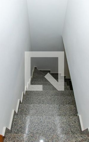 Casa de condomínio à venda com 75m², 2 quartos e 1 vaga Casa de condomínio à venda com 75m², 2 quartos e 1 vagaEscada