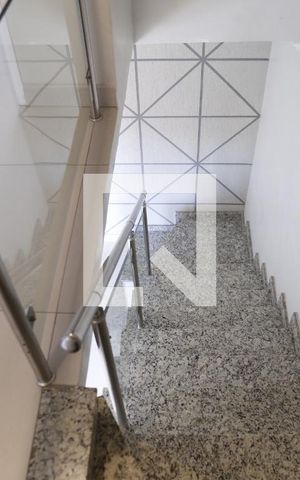 Casa de condomínio para alugar com 117m², 2 quartos e 1 vagaEscada