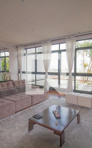 Casa para alugar com 334m², 4 quartos e 5 vagas Casa para alugar com 334m², 4 quartos e 5 vagasSala