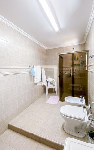 Casa à venda com 540m², 5 quartos e 8 vagas Casa à venda com 540m², 5 quartos e 8 vagasBanheiro da Suíte 1