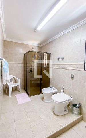 Casa à venda com 540m², 5 quartos e 8 vagas Casa à venda com 540m², 5 quartos e 8 vagasBanheiro da Suíte 1