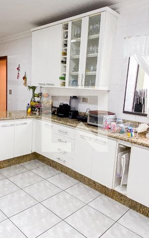 Casa à venda com 540m², 5 quartos e 8 vagas Casa à venda com 540m², 5 quartos e 8 vagasCozinha