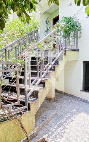 Casa à venda com 540m², 5 quartos e 8 vagas Casa à venda com 540m², 5 quartos e 8 vagasÁrea comum - Jardim