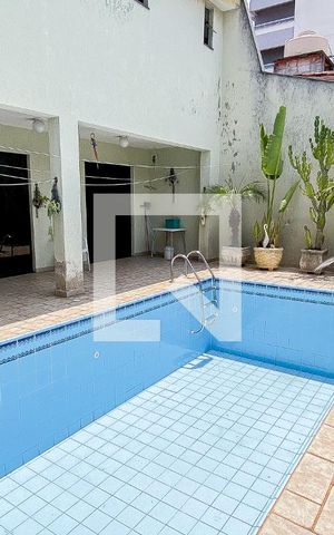 Casa à venda com 540m², 5 quartos e 8 vagas Casa à venda com 540m², 5 quartos e 8 vagasÁrea comum - Piscina