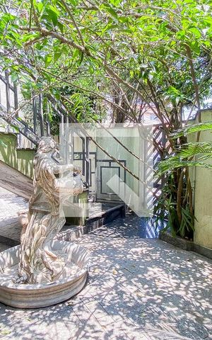 Casa à venda com 540m², 5 quartos e 8 vagas Casa à venda com 540m², 5 quartos e 8 vagasÁrea comum - Jardim