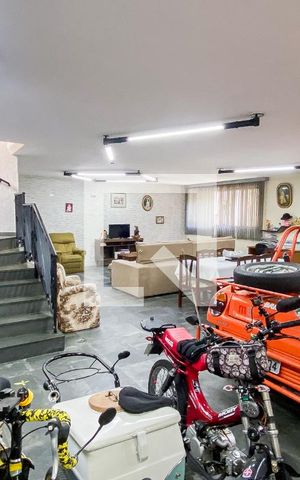 Casa à venda com 540m², 5 quartos e 8 vagas Casa à venda com 540m², 5 quartos e 8 vagasGaragem