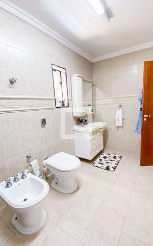 Casa à venda com 540m², 5 quartos e 8 vagas Casa à venda com 540m², 5 quartos e 8 vagasBanheiro da Suíte 1