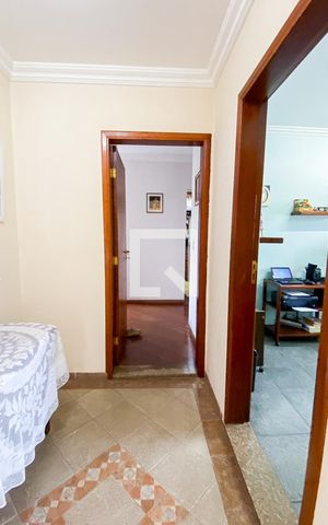 Casa à venda com 540m², 5 quartos e 8 vagas Casa à venda com 540m², 5 quartos e 8 vagasHall entre Quartos