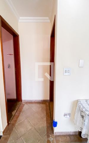 Casa à venda com 540m², 5 quartos e 8 vagas Casa à venda com 540m², 5 quartos e 8 vagasHall entre Quartos