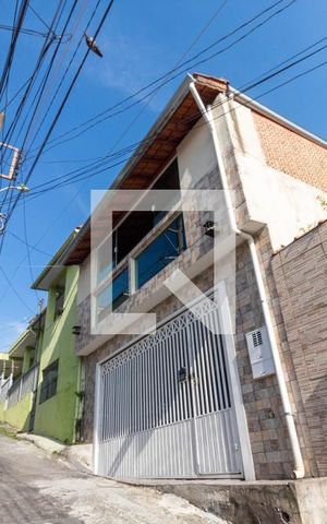 Casa à venda com 220m², 2 quartos e 2 vagas Casa à venda com 220m², 2 quartos e 2 vagasFachada