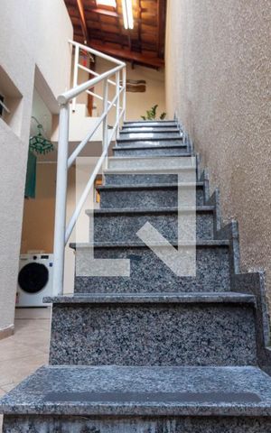 Casa à venda com 220m², 2 quartos e 2 vagas Casa à venda com 220m², 2 quartos e 2 vagasEscada