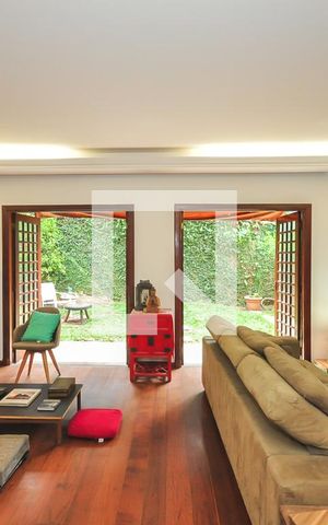 Casa de condomínio à venda com 415m², 4 quartos e 4 vagas Casa de condomínio à venda com 415m², 4 quartos e 4 vagasSala