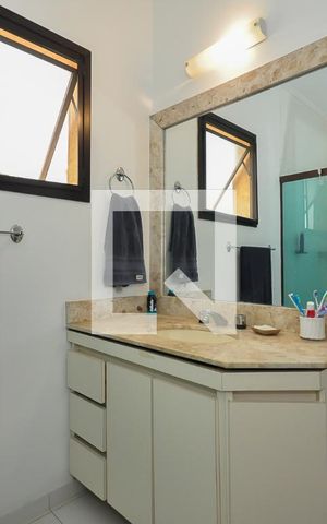 Casa de condomínio à venda com 415m², 4 quartos e 4 vagas Casa de condomínio à venda com 415m², 4 quartos e 4 vagasBanheiro