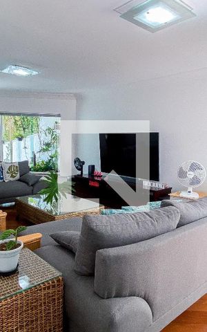 Casa à venda com 220m², 4 quartos e 4 vagas Casa à venda com 220m², 4 quartos e 4 vagasSala - Sala de Estar
