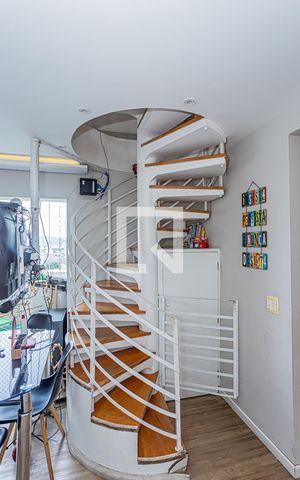 Apartamento à venda com 154m², 3 quartos e 3 vagas Apartamento à venda com 154m², 3 quartos e 3 vagasEscada
