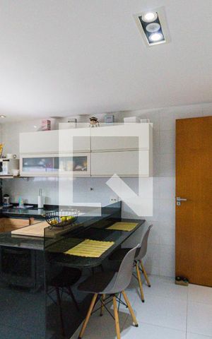 Casa de condomínio à venda com 364m², 4 quartos e 4 vagas Casa de condomínio à venda com 364m², 4 quartos e 4 vagasCozinha