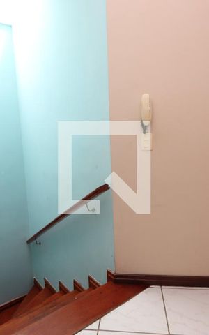 Casa à venda com 200m², 3 quartos e 2 vagasEscada