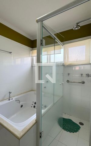 Casa de condomínio à venda com 600m², 4 quartos e 6 vagasBanheiro da Suíte 1
