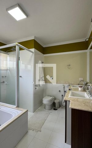 Casa de condomínio à venda com 600m², 4 quartos e 6 vagasBanheiro da Suíte 1