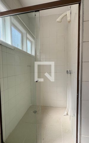 Casa de condomínio à venda com 600m², 4 quartos e 6 vagasBanheiro da Suíte 2