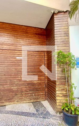 Apartamento para alugar com 90m², 2 quartos e sem vagaFachada com cartaz QA.