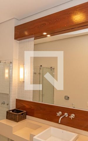 Casa de condomínio à venda com 490m², 4 quartos e 4 vagas Casa de condomínio à venda com 490m², 4 quartos e 4 vagasDetalhe Banheiro da Suíte 3