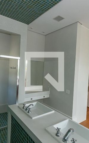 Casa de condomínio à venda com 490m², 4 quartos e 4 vagas Casa de condomínio à venda com 490m², 4 quartos e 4 vagasBanheiro Suite Master