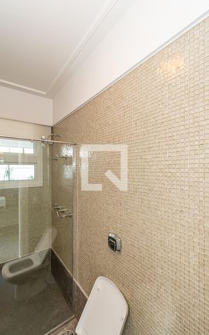 Casa de condomínio à venda com 490m², 4 quartos e 4 vagas Casa de condomínio à venda com 490m², 4 quartos e 4 vagasBanheiro Varanda Gourmet