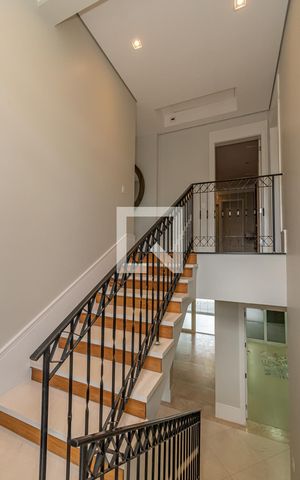 Casa de condomínio à venda com 490m², 4 quartos e 4 vagas Casa de condomínio à venda com 490m², 4 quartos e 4 vagasEscadas
