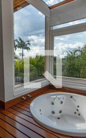 Casa de condomínio à venda com 490m², 4 quartos e 4 vagas Casa de condomínio à venda com 490m², 4 quartos e 4 vagasBanheiro Suite Master