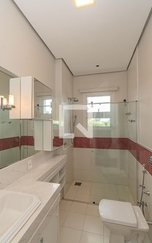 Casa de condomínio à venda com 490m², 4 quartos e 4 vagas Casa de condomínio à venda com 490m², 4 quartos e 4 vagasBanheiro da Suíte 2