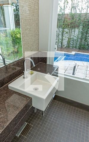 Casa de condomínio à venda com 490m², 4 quartos e 4 vagas Casa de condomínio à venda com 490m², 4 quartos e 4 vagasDetalhe Banheiro Varanda Gourmet