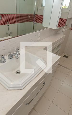 Casa de condomínio à venda com 490m², 4 quartos e 4 vagas Casa de condomínio à venda com 490m², 4 quartos e 4 vagasDetalhe Banheiro da Suíte 2