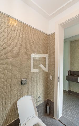 Casa de condomínio à venda com 490m², 4 quartos e 4 vagas Casa de condomínio à venda com 490m², 4 quartos e 4 vagasBanheiro Varanda Gourmet