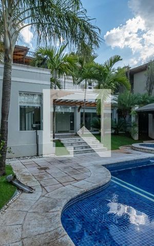 Casa de condomínio à venda com 490m², 4 quartos e 4 vagas Casa de condomínio à venda com 490m², 4 quartos e 4 vagasPiscina