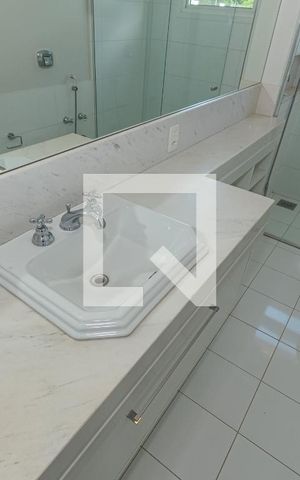 Casa de condomínio à venda com 490m², 4 quartos e 4 vagas Casa de condomínio à venda com 490m², 4 quartos e 4 vagasDetalhe Banheiro da Suíte 4