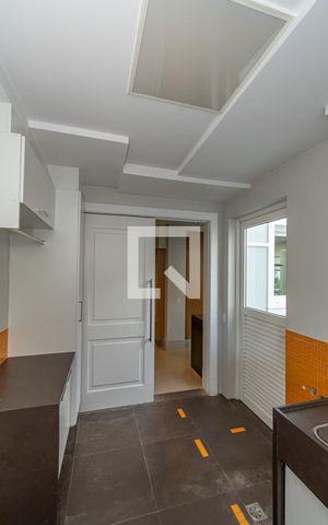 Casa de condomínio à venda com 490m², 4 quartos e 4 vagas Casa de condomínio à venda com 490m², 4 quartos e 4 vagasÁrea de Serviço