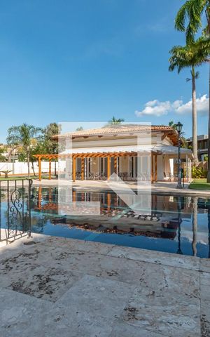 Casa de condomínio à venda com 490m², 4 quartos e 4 vagas Casa de condomínio à venda com 490m², 4 quartos e 4 vagasÁrea comum - Piscina