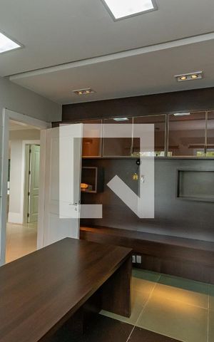 Casa de condomínio à venda com 490m², 4 quartos e 4 vagas Casa de condomínio à venda com 490m², 4 quartos e 4 vagasEscritório